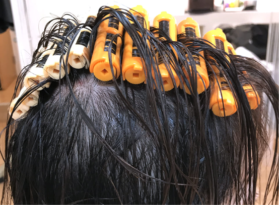 トップふんわりパーマ施術中
