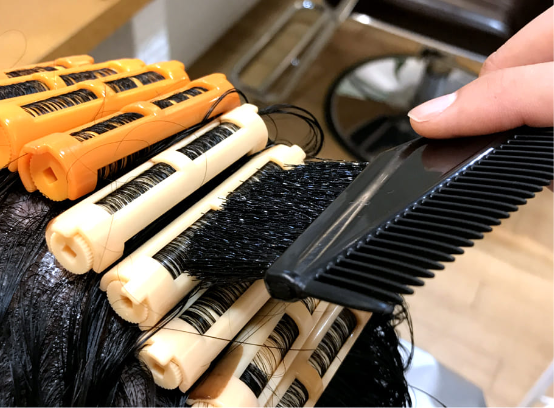 トップふんわりパーマ施術中