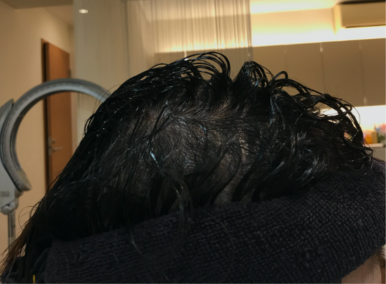 トップふんわりパーマ施術中